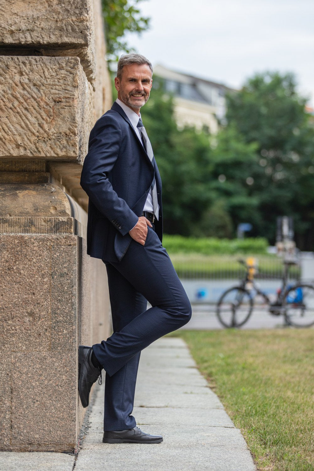 Ein Paar Oxford-Schuhe aus schwarzem Leder BRIQ Prime von ZAQQ mit Schnürung, bei der ein Schuh auf dem anderen vor einem weißen Hintergrund ruht. Diese eleganten Business-Schuhe strahlen Raffinesse aus und sind mit einer bequemen Barfußsohle für ganztägiges Tragen ausgestattet.