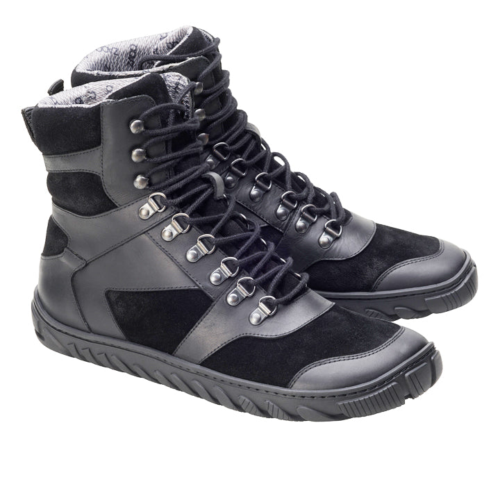 Die wasserdichten Stiefel EXPLORER Black von ZAQQ verfügen über Metallösen, dicke Schnürsenkel und ein gemustertes Stofffutter. Die Kombination aus Leder und Wildleder mit einer robusten Gummisohle sorgt für Langlebigkeit und macht sie perfekt für Abenteuer im Freien.