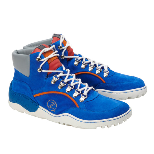 Diese leuchtend blauen High-Top-Sneaker von ZAQQ, das Modell TREQ Azure Waterproof, haben weiße Schnürsenkel und silberne Ösen. Sie verfügen über orangefarbene und rote Akzente, einen grau gepolsterten Knöchelbereich und eine robuste ZAQQ TERRA-Sohle. Ein rundes Logo an der Seite verleiht dem Schuh eine unverwechselbare Note.