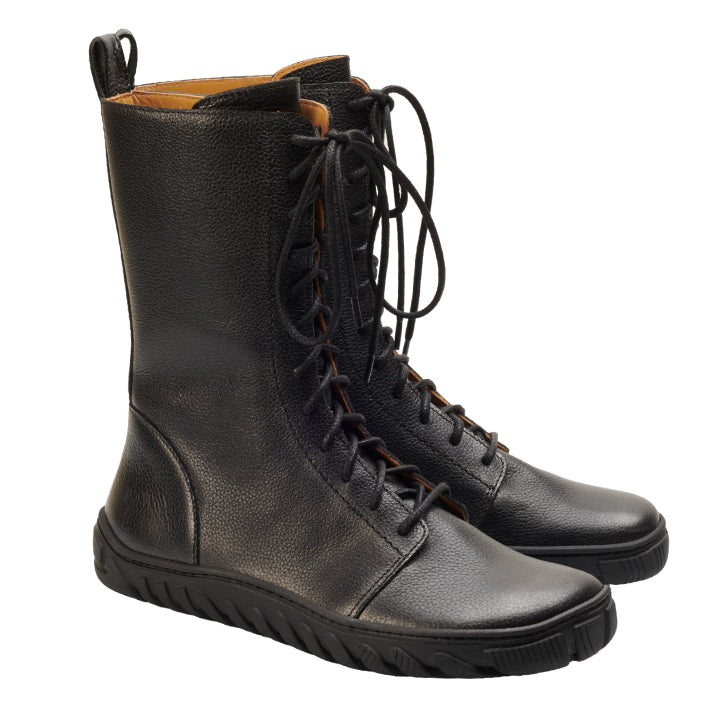 DOQS Schwarze Stiefel von ZAQQ, aus hochwertigem schwarzem Nappaleder und einer ULTRAGRIP-Sohle für Strapazierfähigkeit. Diese Schnürstiefel haben ein Design mit hohem Knöchel und verfügen über eine praktische Schlaufe zum einfachen Anziehen, auf weißem Hintergrund.