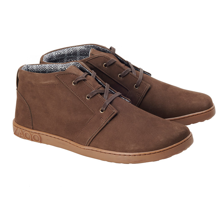 Die LANQASTER Brown Stiefeletten von ZAQQ sind aus Veloursleder in Braun gefertigt und verfügen über Schnürsenkel, eine hellbraune Gummisohle und ein grau gemustertes Innenfutter für optimalen Tragekomfort.