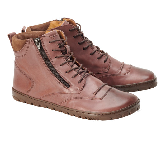 Wir präsentieren den PARQER Nut von ZAQQ, ein stilvolles Paar brauner High-Top-Schnürboots aus Nappaleder. Mit seitlichen Reißverschlüssen, Schnürsenkeln und Gummisohlen stehen diese Stiefel vor einem weißen Hintergrund, um ihr elegantes Design und ihre Handwerkskunst hervorzuheben.