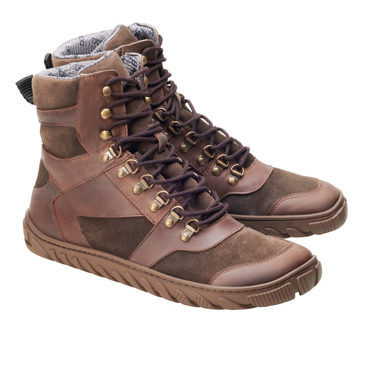 Der EXPLORER Brown Waterproof von ZAQQ ist ein Paar High-Top-Wanderstiefel aus Leder und Wildleder. Mit dunklen Schnürsenkeln, Metallösen und -haken sowie einer strukturierten Gummisohle für Rutschfestigkeit bieten diese Stiefel einen robusten und dennoch stilvollen Look, der sich ideal für jedes Abenteuer eignet.