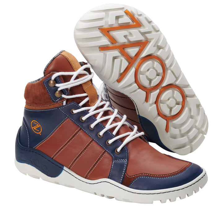 Wir präsentieren den MONTBLANQ Orange Waterproof von ZAQQ: ein Paar stylische High-Top-Sneaker mit braunen, blauen und weißen Einsätzen. Diese Sneaker vereinen das elegante Design eines Barfußschuhs mit außergewöhnlichem Komfort und verfügen über weiße Schnürsenkel und Sohlen mit einem orangefarbenen Logo auf der Unterseite.