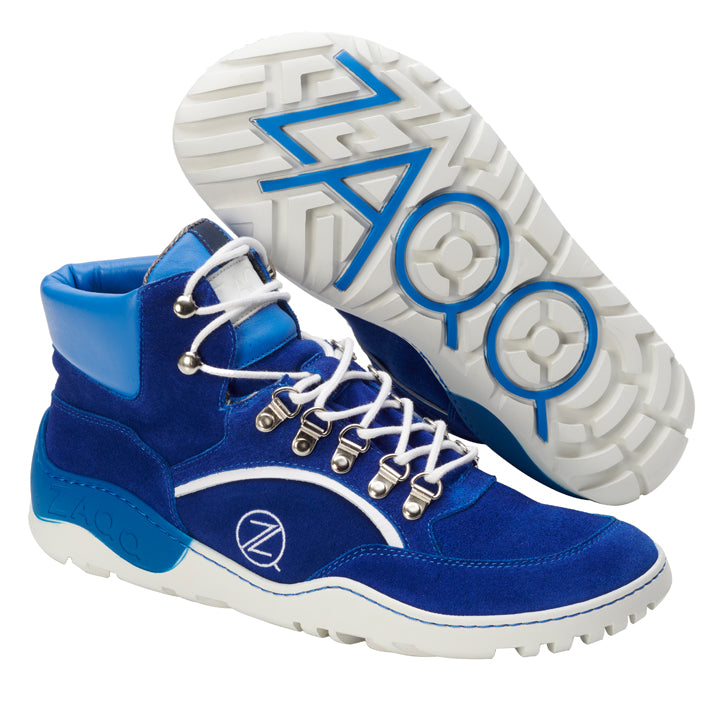 Die TERRAQ Blue Waterproof Sneaker von ZAQQ sind eine perfekte Mischung aus Stil und Funktion. Sie zeichnen sich durch elegante blaue High-Tops mit markanten weißen Schnürsenkeln und Akzenten aus und sind somit ein idealer Outdoorschuh. Die Sohle zeigt ein einzigartiges Muster mit dem markanten Z400-Text, während die Seiten mit weißen Details und einem runden Logo versehen sind, wodurch diese Sneaker sowohl modisch als auch praktisch für jedes Abenteuer sind.