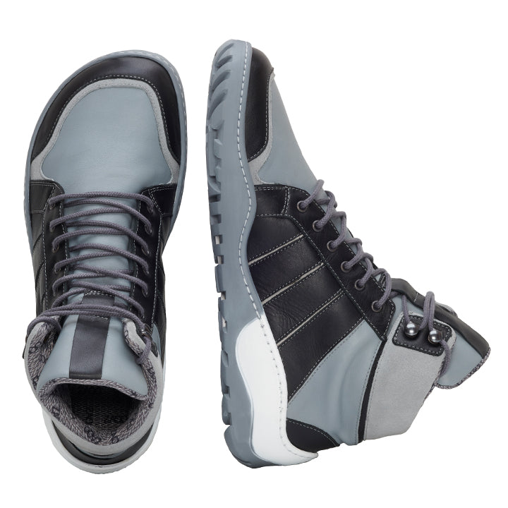 Diese Q2 Grey Waterproof High-Top-Sneaker von ZAQQ vereinen nahtlos Stil und Funktionalität und sind somit ideal für jedes Abenteuer. Sie verfügen über ein Schnürdesign mit kontrastierenden Texturen, helle Sohlen, die an die TERRA Sohle erinnern, und ein elegantes Seitenstreifendetail. Die Outdoorschuhe bieten ein weiches, pelzähnliches Innenfutter, um maximalen Komfort zu gewährleisten.