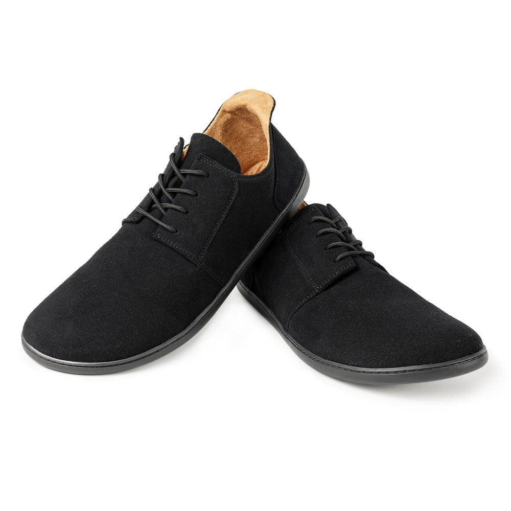 Die ZAQQ PIQUANT Vegan Black Schuhe sind ein minimalistisches Design mit Schnürsenkeln aus Ökotex 100 Gewebe, schwarzem Wildleder und braunem Futter auf weißem Hintergrund.