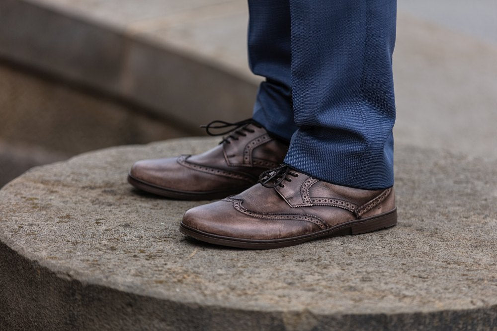 Ein Paar BRIQ Brogue Antique Brown-Schuhe von ZAQQ mit Broguing-Details und Schnürdesign, ideal als Businessschuh, gefertigt aus französischem Kalbleder.