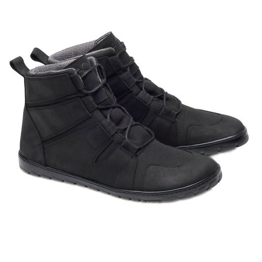 Die DAQOTA Waterproof Black Sneaker von ZAQQ bieten ein elegantes High-Top-Design mit Schnürung vorne und strukturierter Sohle. Diese ultrabequemeren Outdoorboots sind innen mit weichem Material gefüttert für zusätzlichen Komfort.