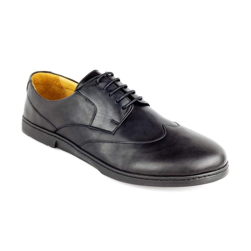 Ein Paar Oxford-Schuhe aus schwarzem Leder BRIQ Prime von ZAQQ mit Schnürung, bei der ein Schuh auf dem anderen vor einem weißen Hintergrund ruht. Diese eleganten Business-Schuhe strahlen Raffinesse aus und sind mit einer bequemen Barfußsohle für ganztägiges Tragen ausgestattet.