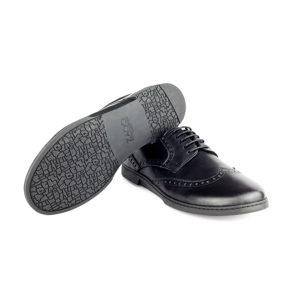 Wir präsentieren den BRIQ Brogue Black von ZAQQ: ein elegantes Paar schwarzer Lederschuhe, wobei ein Schuh aufrecht steht, um das klassische Derby-Schnürdesign hervorzuheben, während der andere auf der Seite liegt und eine markante strukturierte Sohle freigibt. Diese Schuhe sind perfekt für jeden anspruchsvollen Business-Anlass.