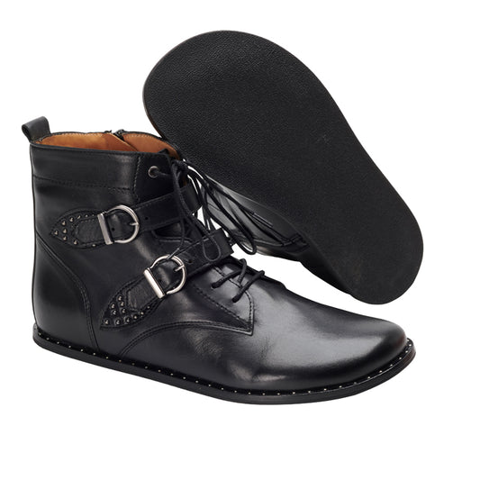 Wir präsentieren die schwarzen Lederstiefeletten QIBSON von ZAQQ. Diese Stiefel zeichnen sich durch ein elegantes Design mit Schnürung vorne und dekorativen Riemen mit Schnallen aus. Ein Stiefel aus luxuriösem Nappaleder steht aufrecht, während der andere seine Sohle zeigt.