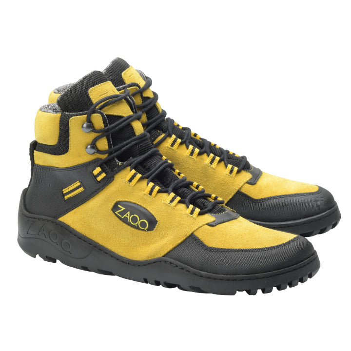 Die QLIFF Yellow Waterproof High-Top-Wanderschuhe von ZAQQ verfügen über schwarze Schnürsenkel und ein robustes Outdoor-Design kombiniert mit Wasserdichtigkeit. Diese Outdoor-Barfußschuhe verfügen über dicke, langlebige Sohlen und zeigen den Markennamen ZAQQ prominent an der Seite.