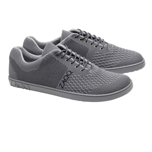 Wir präsentieren die QNIT Grey, ein Paar Mesh-Sneaker von ZAQQ. Sie zeichnen sich durch ein strukturiertes Design mit Schnürsenkeln und einem Markenlogo an der Seite aus. Sie sind aus atmungsaktivem Baumwollstrickgewebe gefertigt, haben eine flache Sohle und bieten einen lässigen Stil, der sich ideal für den Alltag eignet.