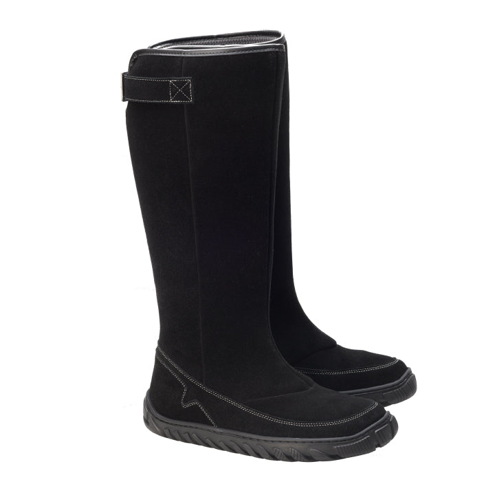 Wir präsentieren die schwarzen wasserdichten kniehohen Stiefel ZAQQ QRAFT in elegantem Design mit Klettverschluss an der Oberseite und akzentuierten Nähten. Ausgestattet mit einer langlebigen ULTRAGRIP-Sohle verfügen diese Stiefel über eine robuste Gummisohle, die sich ideal für unterschiedliches Gelände eignet.