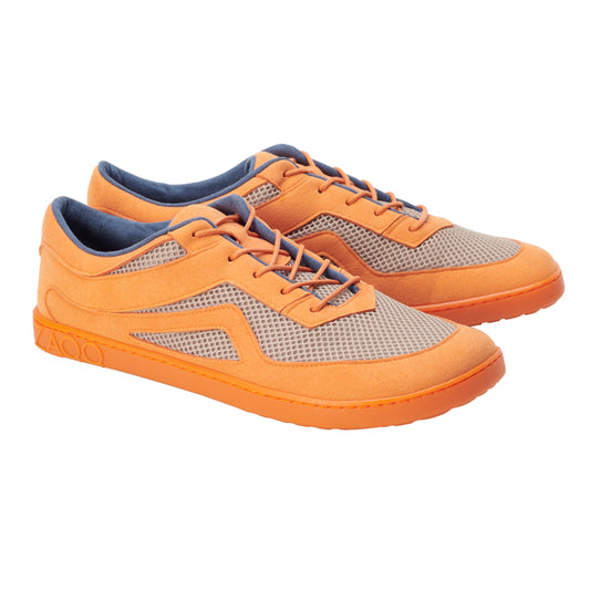 Wir präsentieren die QYNLEE Orange Sneaker von ZAQQ: Diese auffälligen Schuhe zeichnen sich durch eine leuchtend orangefarbene Außenseite und ein atmungsaktives Mesh-Gewebe mit blauer Innenseite aus. Sie zeichnen sich durch eine elegante Ästhetik und hervorragende Atmungsaktivität aus und verfügen über eine orangefarbene Gummisohle und geschmackvolle blaue Akzente. Diese Sneaker eignen sich perfekt für Freizeitkleidung und aktive Tage und vereinen nahtlos Stil und Funktionalität.