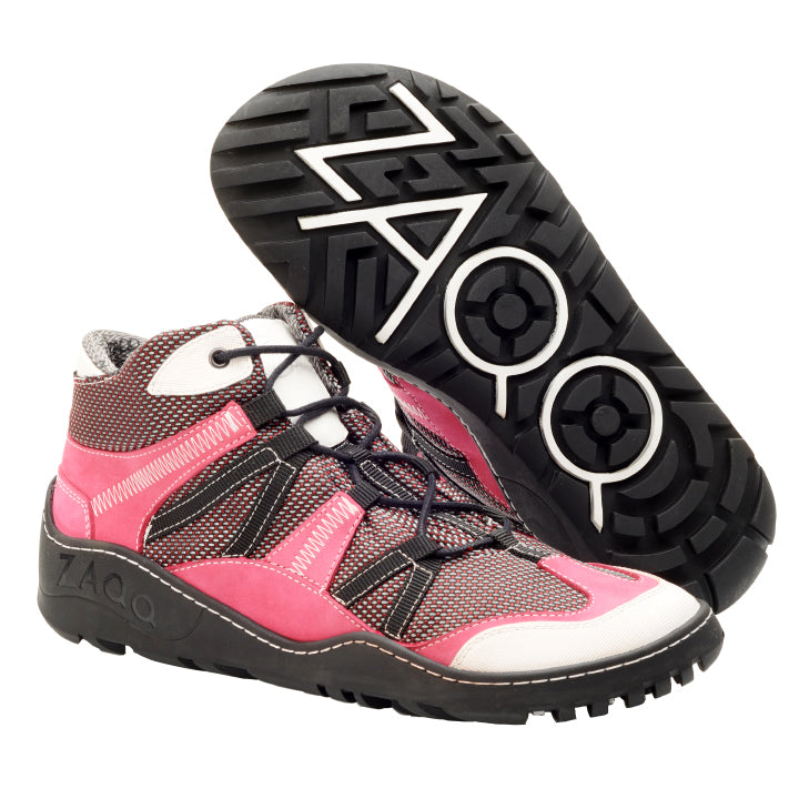 Wir präsentieren den RUQQ Rosa Waterproof von ZAQQ, ein Paar Wanderstiefel in Pink und Schwarz. Diese Stiefel haben robuste, rutschfeste Sohlen und ein auffälliges Design mit robusten Schnürsenkeln. Sie bestehen aus wasserdichten Materialien und sind ideal für Outdoor-Abenteuer.