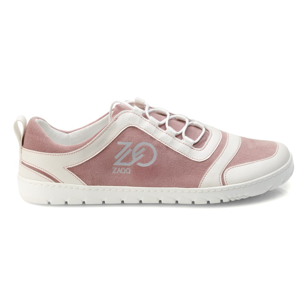 Der ZAQQ SQILL Rose ist ein trendiger rosa-weißer Sneaker mit Schnürsenkeln und seitlichem Logo aus veganer Mikrofaser. Auf einem makellos weißen Hintergrund vereint dieser Schuh moderne Mode mit nachhaltigen Materialien.