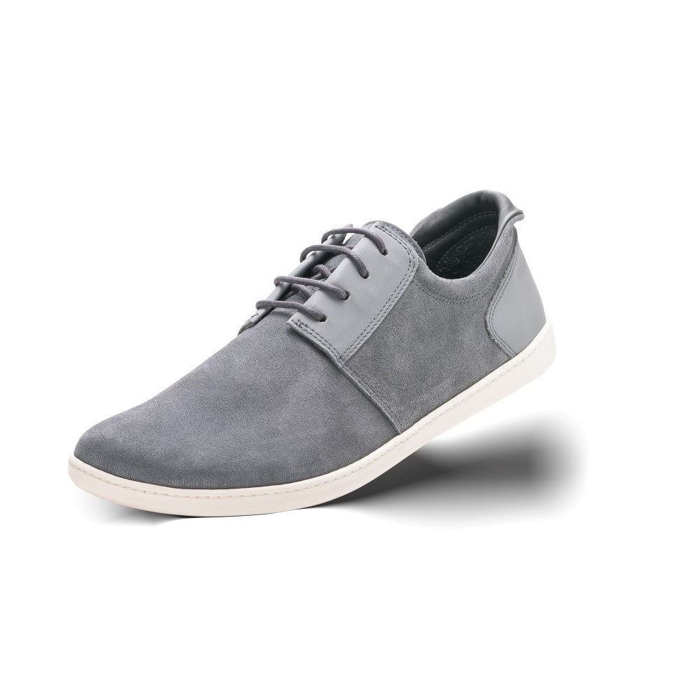 Der Schuh PIQUANT Grey von ZAQQ mit seinem schlichten Design und der flexiblen Sohle aus stilvollem grauem Leder positioniert sich vor einem schlichten weißen Hintergrund.