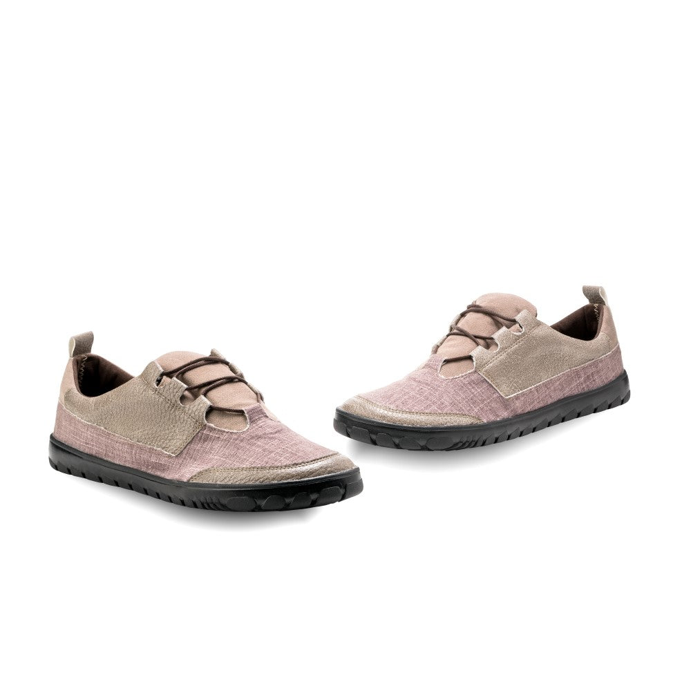 Die QUEST Low Brown Waterproof Schuhe von ZAQQ sind lässig und zeichnen sich durch ein strukturiertes Design in Pink und Beige mit schwarzer Sohle und drei Schnürsenkellöchern aus, was sie perfekt für einen entspannten Look macht. Dieser vegane Wanderschuh wird auf einem strahlend weißen Hintergrund präsentiert.