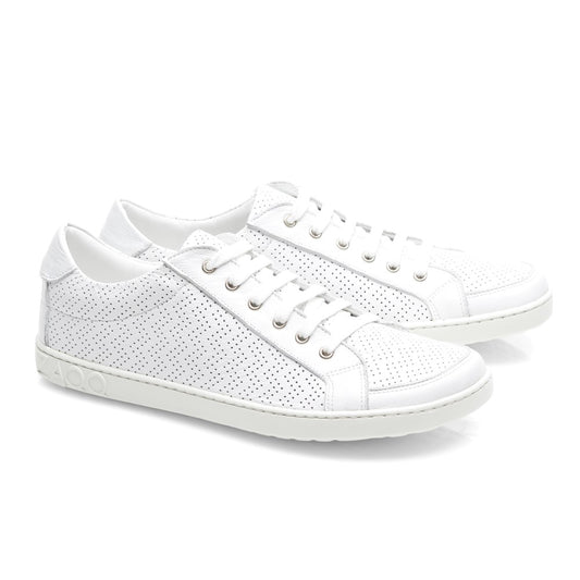 Ein Paar SLOQ White-Sneaker von ZAQQ mit perforiertem Design und weißen Schnürsenkeln, aus leicht erhöhtem Winkel betrachtet. Diese Schuhe bieten einen sauberen, minimalistischen Look und eine flexible Kautschuk-Laufsohle vor einem schlichten weißen Hintergrund.