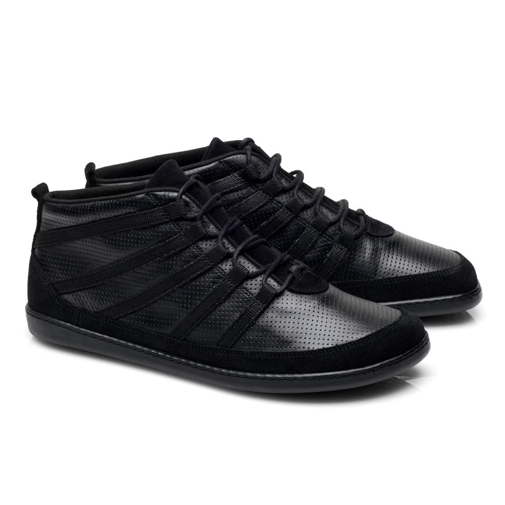 Der SPARQ Mid Black von ZAQQ ist ein Paar eleganter schwarzer Sneaker mit ultramodernem Design und perforiertem Obermaterial aus Nappaleder. Mit ihrem niedrigen Profil, den schwarzen Schnürsenkeln und der strukturierten Sohle bieten diese Schuhe sowohl Stil als auch Innovation.