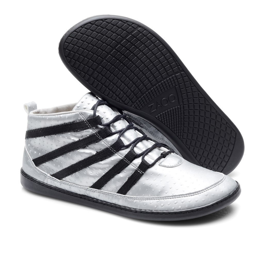 Die SPARQ Mid Silver von ZAQQ sind modische High-Top-Sneaker im eleganten Pyramidendesign, die durch schwarze Streifen und Schnürsenkel noch stilvoller wirken. Die strukturierte schwarze Sohle bietet sowohl Halt als auch einen zusätzlichen Hauch von Flair. Hergestellt aus veganem Obermaterial bieten diese Sneaker einen modernen Twist für die bewusste Fashionista.