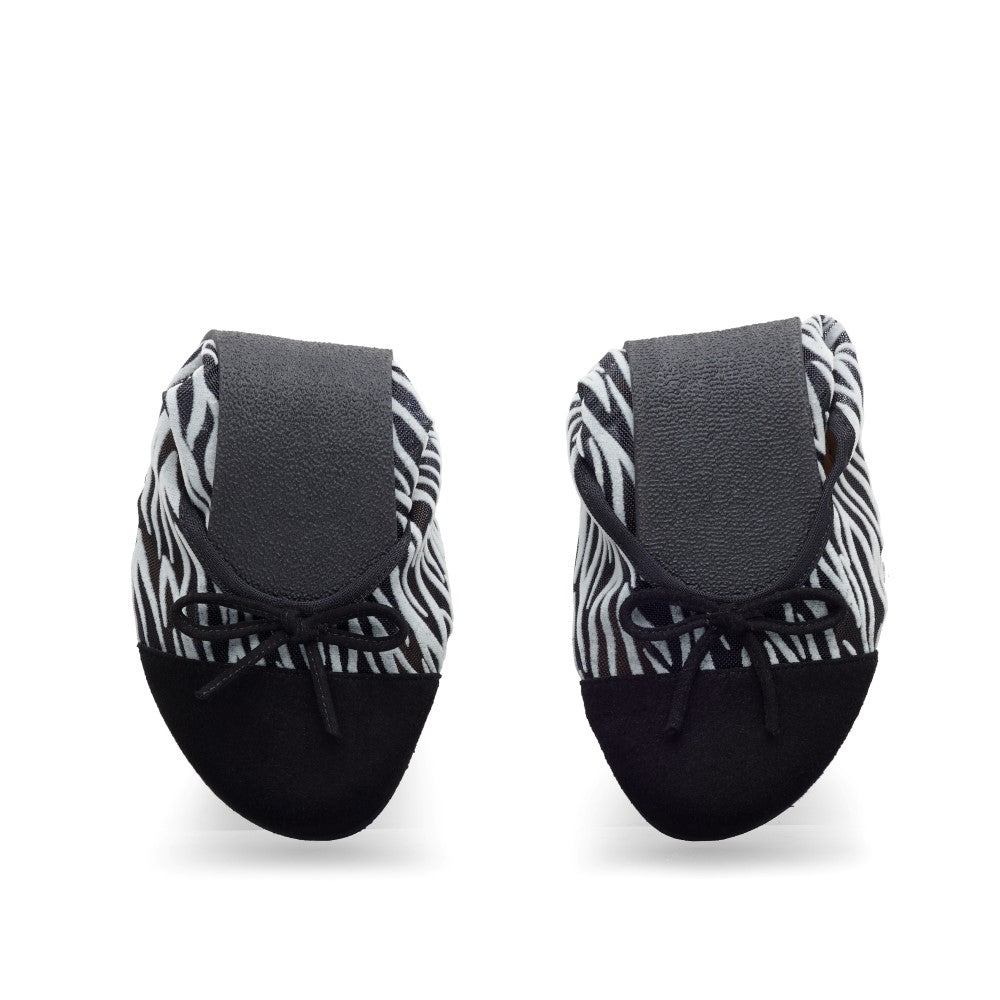 Wir präsentieren den TWIST Sling Grey von ZAQQ: Diese Babystiefel vereinen einzigartiges Flair mit Komfort und Stil. Sie verfügen über Bündchen im Zebra-Print, schwarze Zehenpartie und sind mit der TWIST-Technologie ausgestattet. Mit schwarzen Schnürsenkeln und weichen Sohlen bieten sie sowohl einen trendigen Look als auch eine bequeme Passform für Ihren Kleinen.